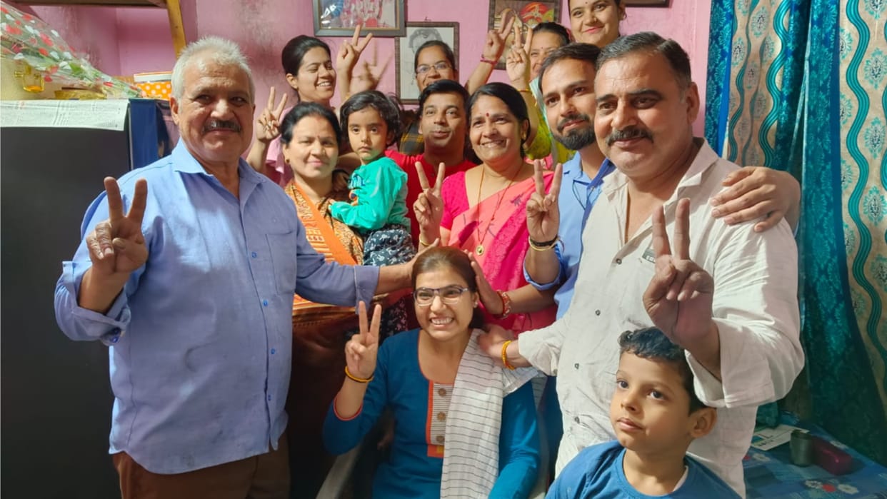 Meerut daughter Shikha Sharma has become an officer, father Shankardutt Sharma sells tea