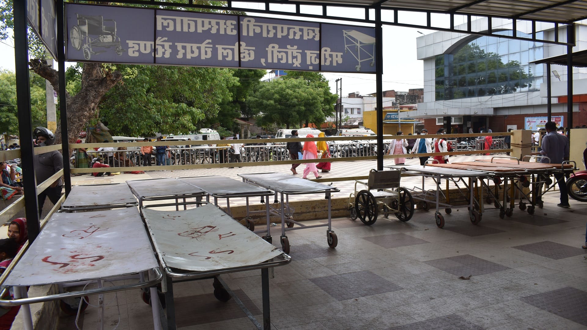 SRN Hospital: In protest against the beating, the doctors of SRN stopped work, sat on a dharna