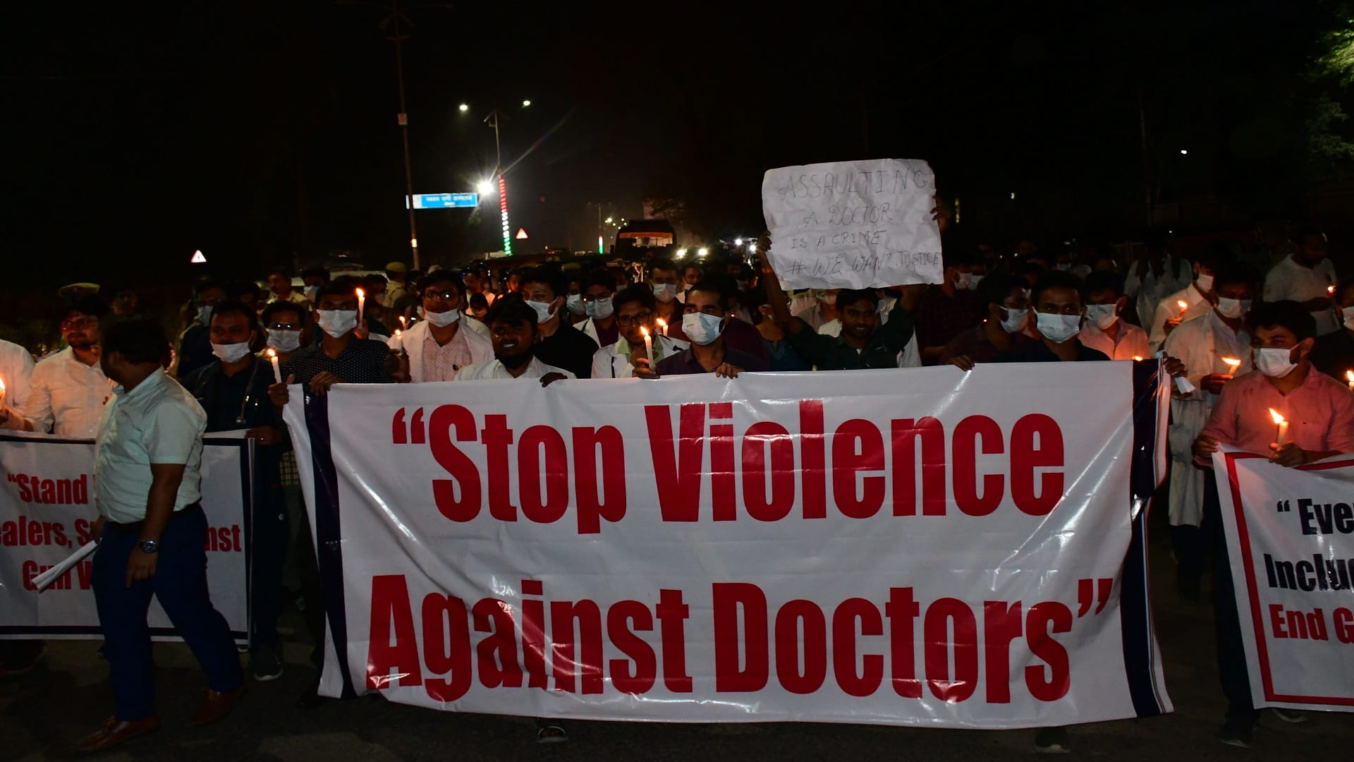SRN Hospital: In protest against the beating, the doctors of SRN stopped work, sat on a dharna