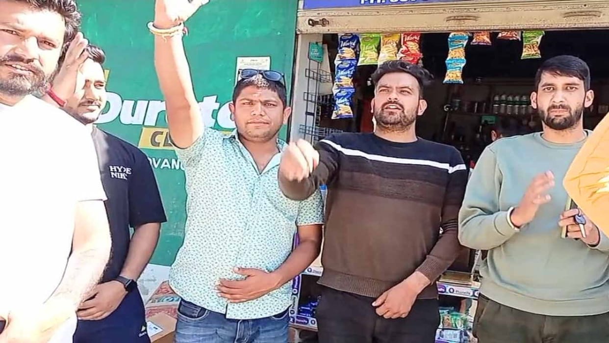 Controversy over sharing photo of Pakistan's flag on social media, demonstration outside the police station