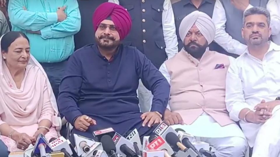 Navjot Sidhu Reached Jalandhar and met family of chaudhary santokh singh