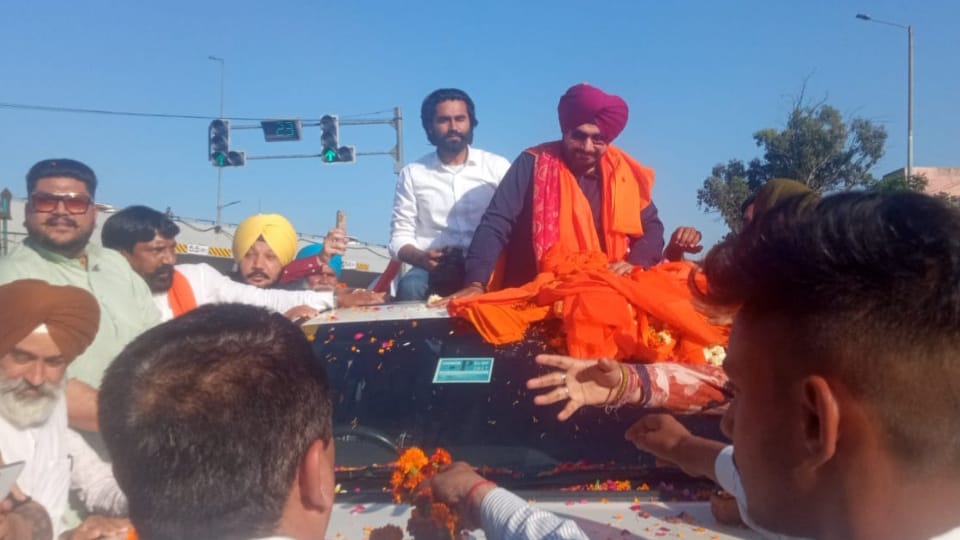 Navjot Sidhu reached Amritsar, welcomed by supporters at Golden Gate