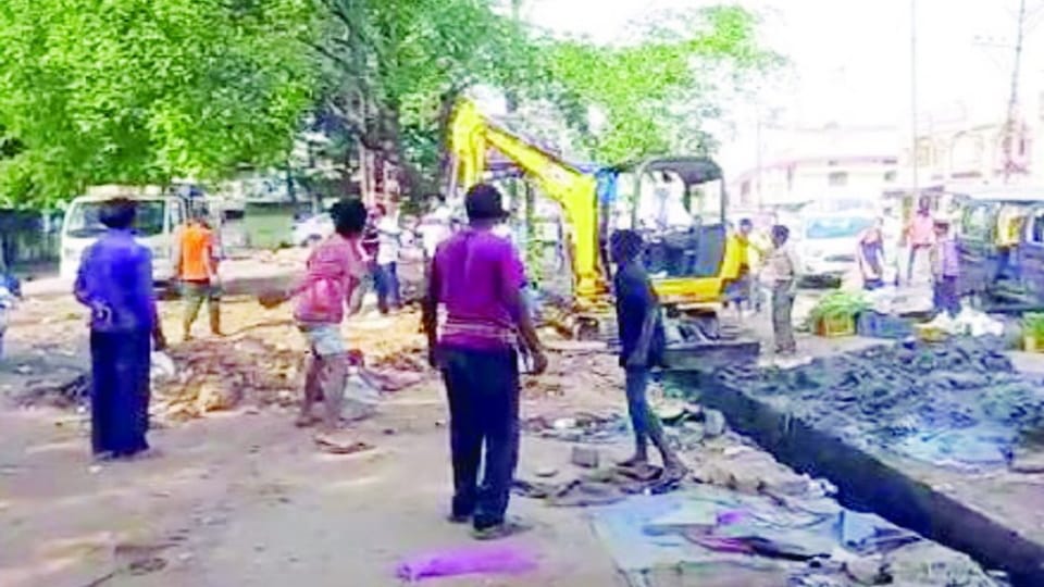 Raigarh stone pelting on municipality JCB driver clash with localites