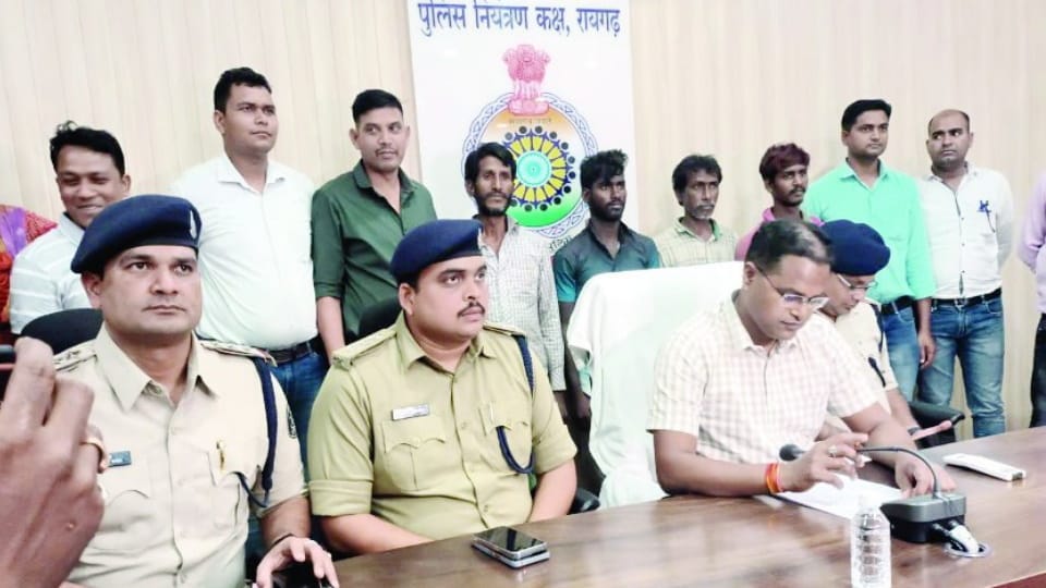 Raigarh in day time crooks sell honey in night they do theft