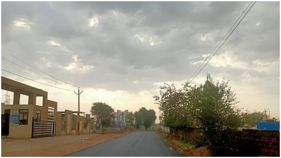 मध्यप्रदेश के कई जिलों में बादल बने हुए हैं।