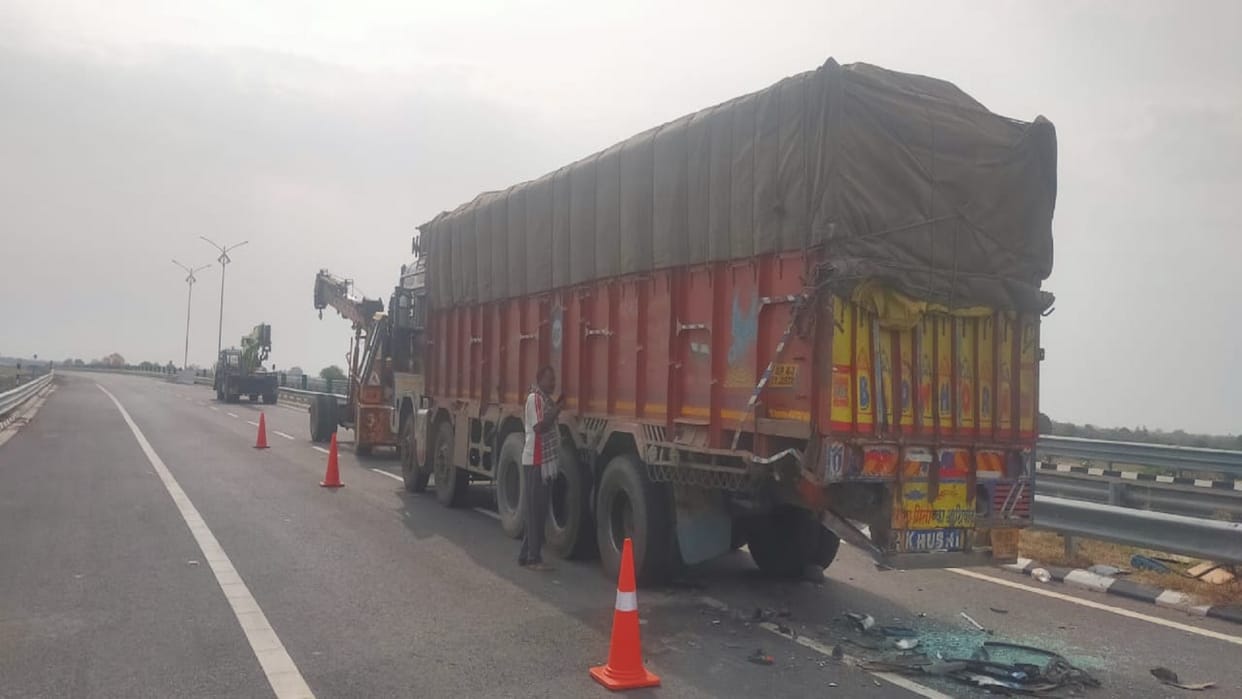 Tourist bus collided with broken truck on Bundelkhand Expressway in Hamirpur