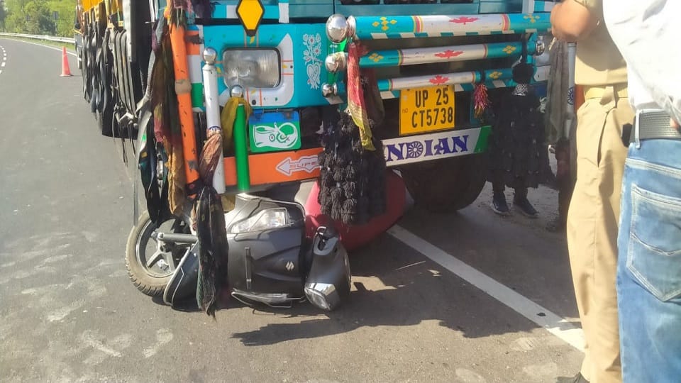 Cloth merchant and his wife killed as truck hits his scooter in Bareilly