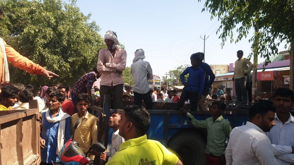 Villagers block Aligarh road by keeping dead body of farmer who died in bull attack in amroha