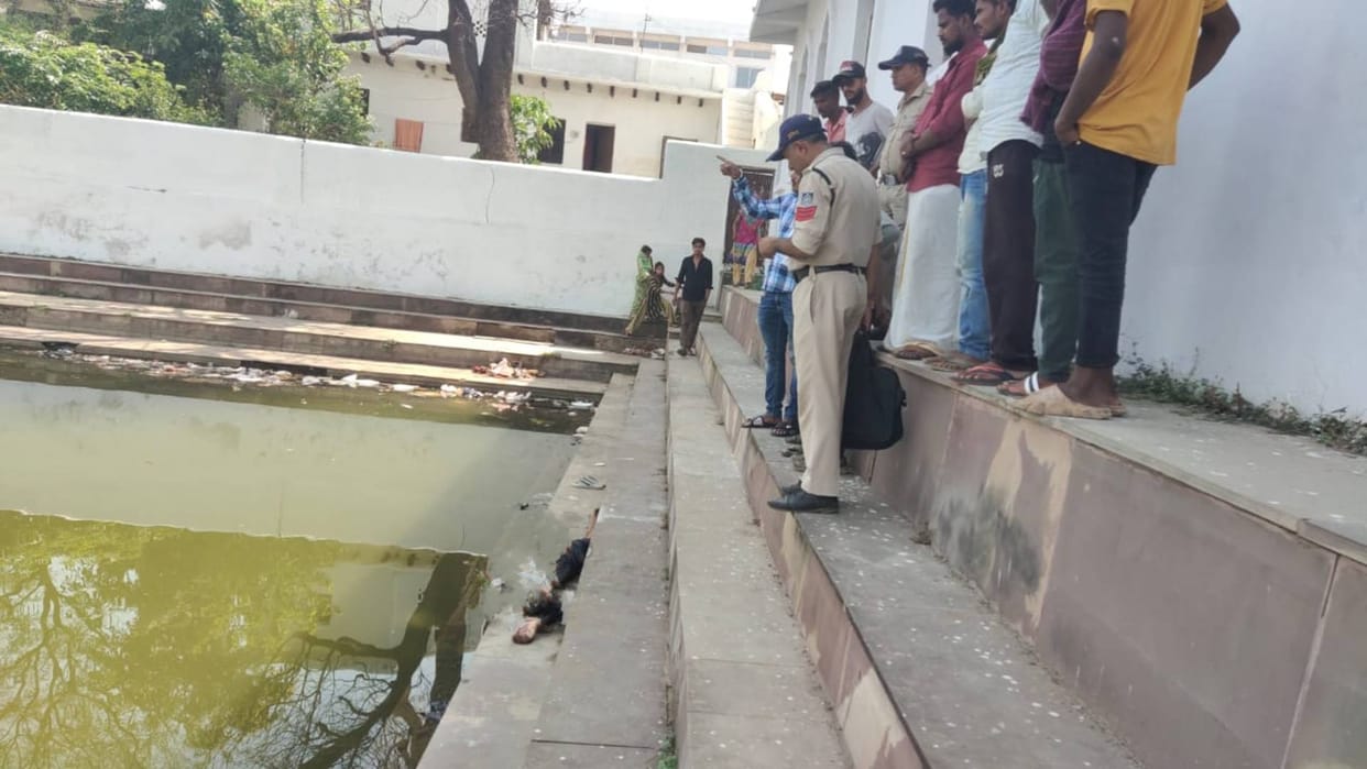 The person who went to wash his hands in the pond died due to drowning in deep water