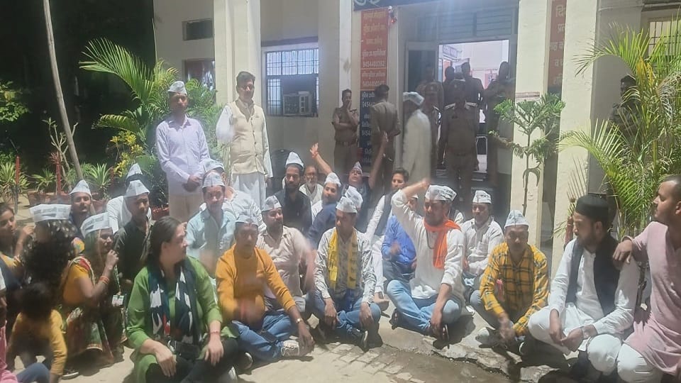 Uproar by AAP workers in the police station
