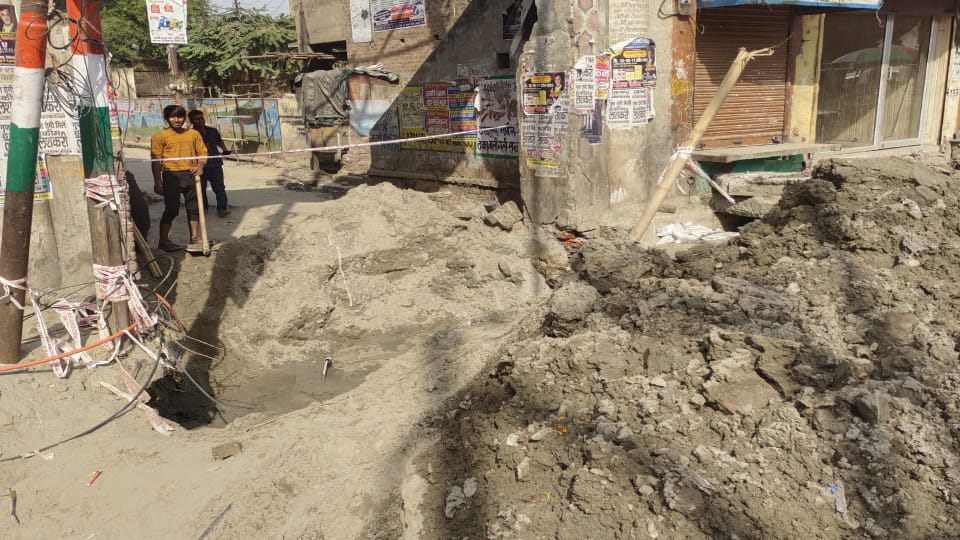 Road dug three times in ten days for smart road in Firozabad passengers are getting upset due to this