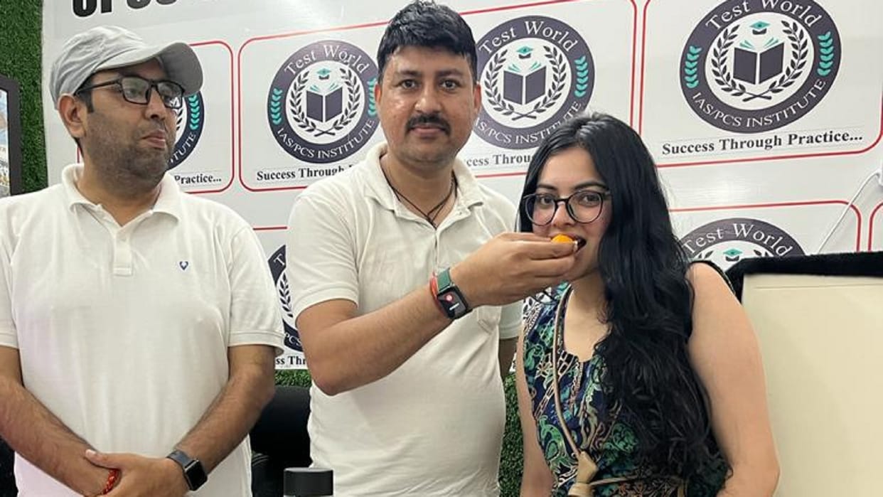 Ayushi became DSP daughter of former block chief who was murdered in court moradabad
