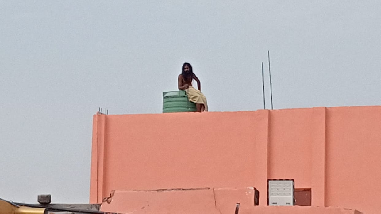 Sadhu Vesdhari created uproar by climbing on the roof of temple in varanasi