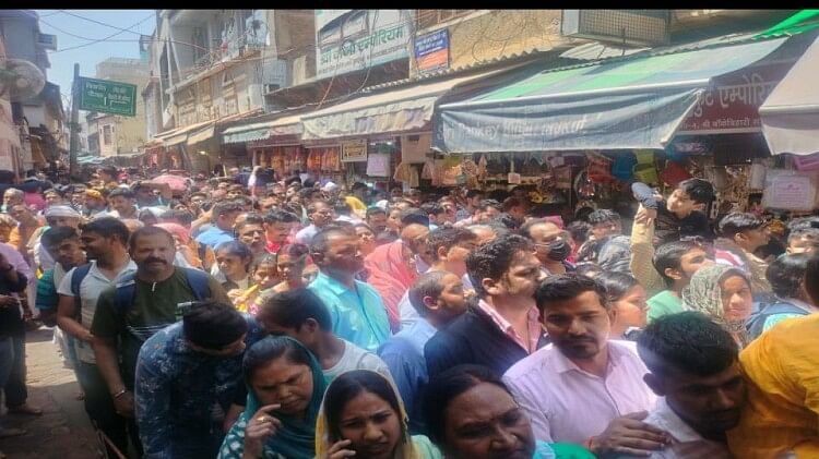 Devotees throng to visit Thakur Banke Bihari in Vrindavan at mathura