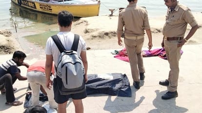 Varanasi: गंगा स्नान के दौरान डूबा युवक, शिवाला घाट पर गहरे पानी में जाने से मौत, परिजनों में कोहराम Youth drowned during Ganga bath, died due to going into deep water, chaos among family members