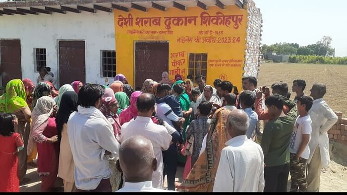 Baghpat Women protest, sit in starts at main gate of village over the removal of liquor contracts