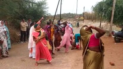 Jabalpur: Violent protests against liquor shops, women taking to the streets with sticks and stones