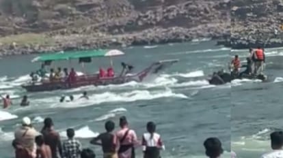 Water released from Omkareshwar dam, more than thirty people trapped in the river, saved their lives by holdin
