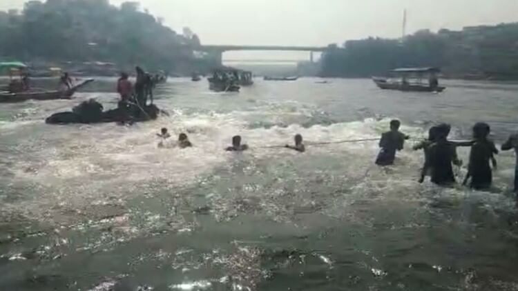 Water released from Omkareshwar dam, more than thirty people trapped in the river, saved their lives by holdin