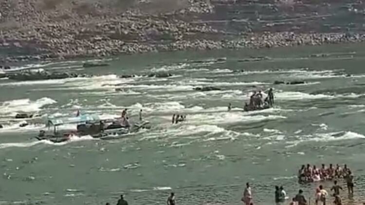 Water released from Omkareshwar dam, more than thirty people trapped in the river, saved their lives by holdin