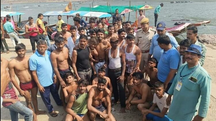 Water released from Omkareshwar dam, more than thirty people trapped in the river, saved their lives by holdin