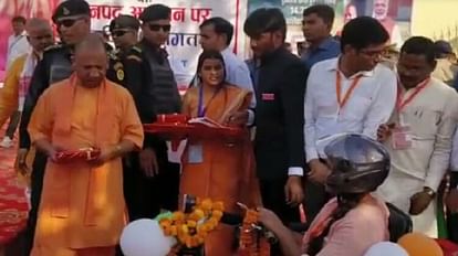 Maharajganj: CM योगी ने 28 अरब की परियोजनाओं का किया लोकार्पण-शिलान्यास, 20 बिंदुओं में देखें अहम प्रोजेक्ट CM Yogi inaugurated and laid foundation stone of projects worth 28 billion in Maharajganj