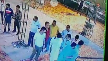 हॉलमार्क का खेल: काम-धंधे पर चोट से बौखलाए सराफ और अध्यक्ष भिड़े, वीडियो हुआ वायरल Hallmark's game: Bullion and chairman clashed due to injury on business