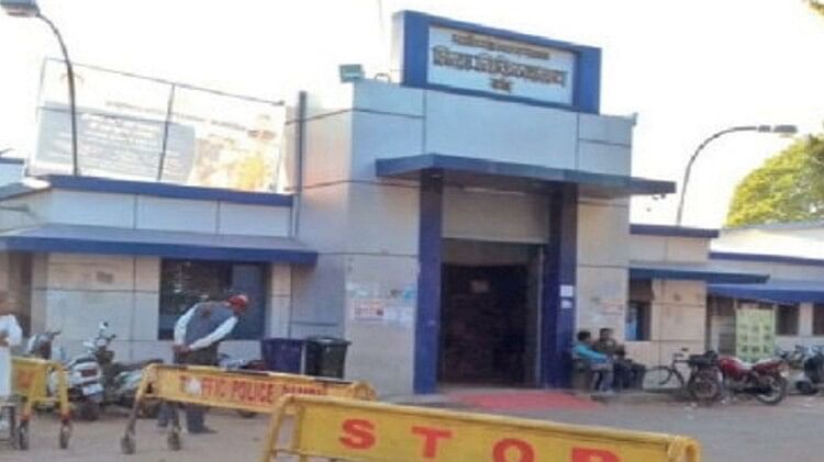 Controversy over gate pass in Damoh district hospital, security personnel accused of assault