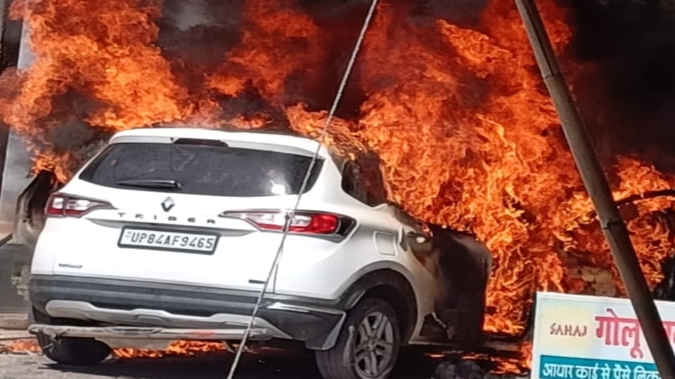 moving car caught fire in middle of market in Aliganj Etah due to which it was burnt to ashes
