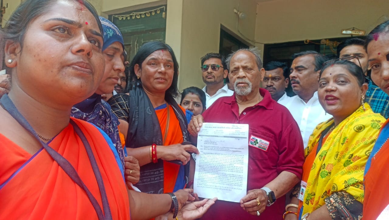 Ujjain: Unique protest of asha workers, band-baja and nagara played at former minister Paras Jain's house