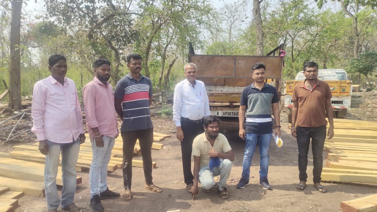 chhattisgarh Forest Department arrested one with smuggled teak in Bijapur