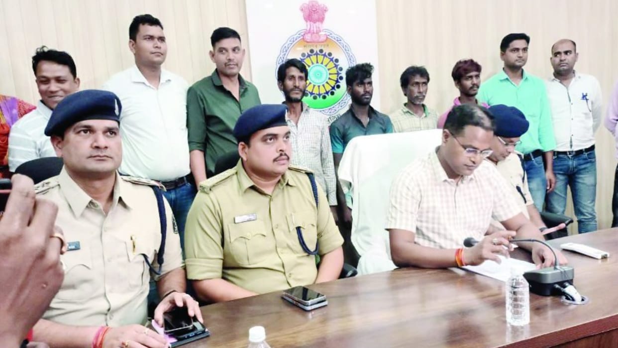 Raigarh police arrested chitfund company Kolkata Wear Industries CMD and his brother