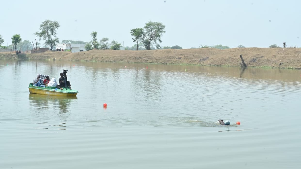 Minor sitting with three girls committed suicide by jumping into pond in varanasi dreadful step after Fight wi