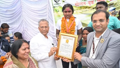 chhattisgarh Chandrakala Ojha registered her name in Golden Book of Records in swimming in durg
