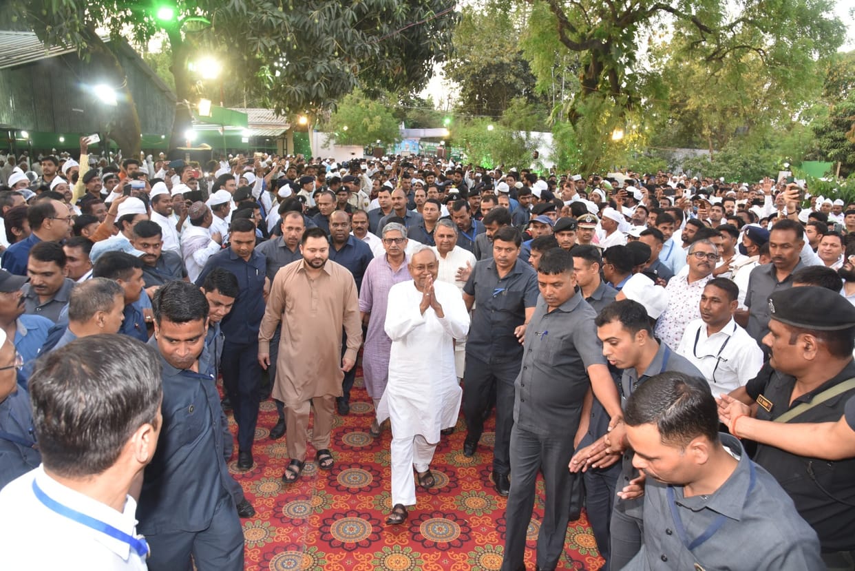 Iftar Time: Daawat-e-Iftar of Rabri Awas RJD, Chief Minister Nitish Kumar arrived, Tejashwi was present