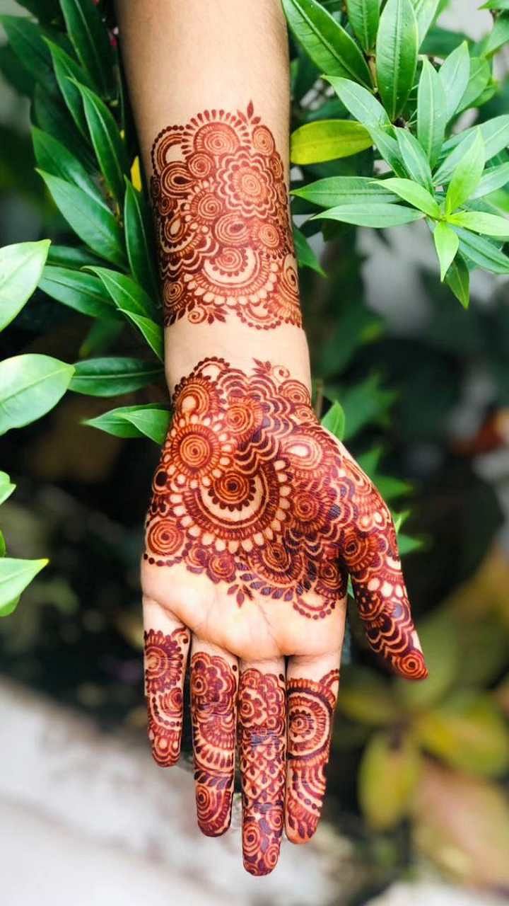 5 latest designs of mehndi will enhance the beauty of the hands of lovers,  decorate their hands and win their hearts by writing hobbies of husband |  करवा चौथ: सुहागनों के हाथों