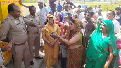 Baghpat Women uproar over the removal of liquor contracts, says they keep a bad eye on daughters