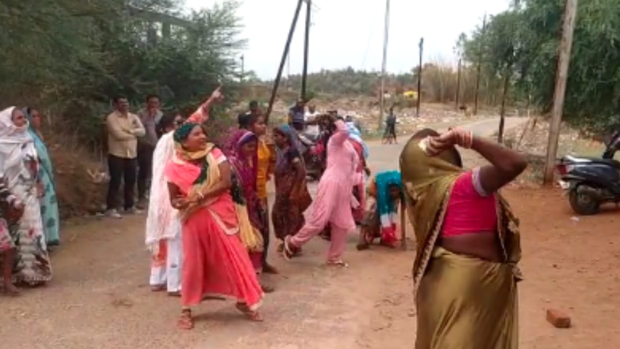 Jabalpur: Violent protests against liquor shops, women taking to the streets with sticks and stones