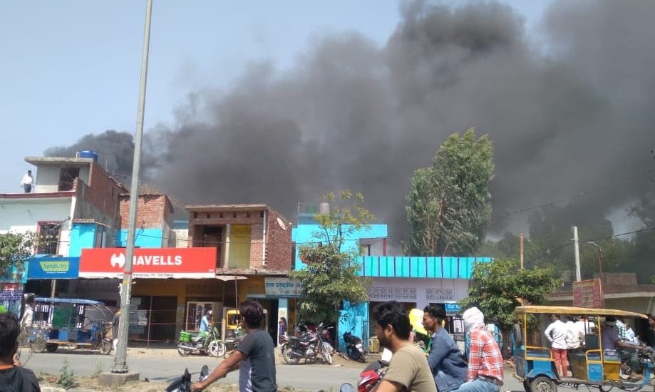 Fierce fire broke out in the furniture shop-godown in Hardoi, police became the messiah for the innocents