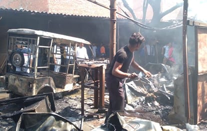 Fierce fire broke out in the furniture shop-godown in Hardoi, police became the messiah for the innocents