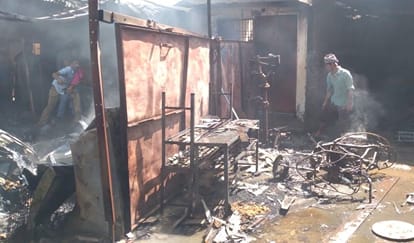 Fierce fire broke out in the furniture shop-godown in Hardoi, police became the messiah for the innocents