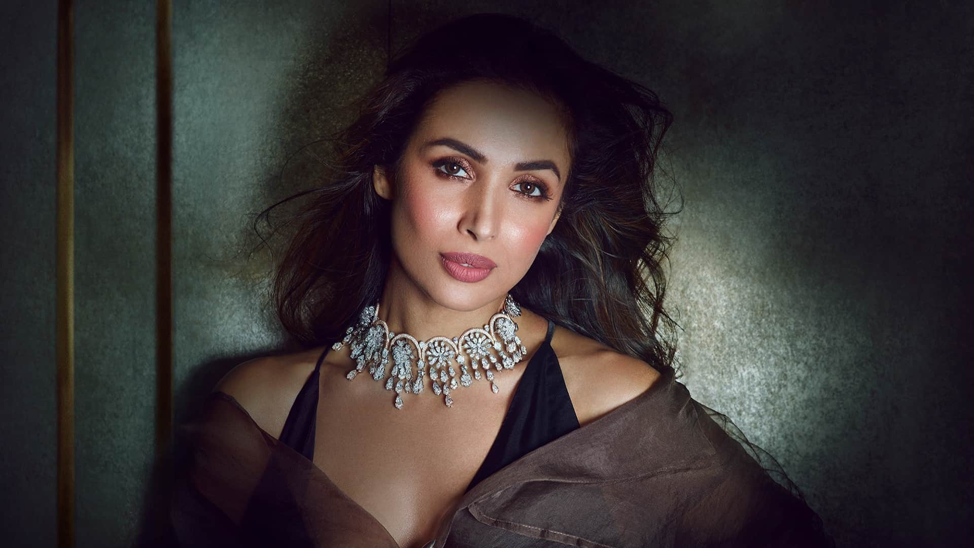 malaika arora gets mobbed by fans in dubai event actress said please dont push watch the video