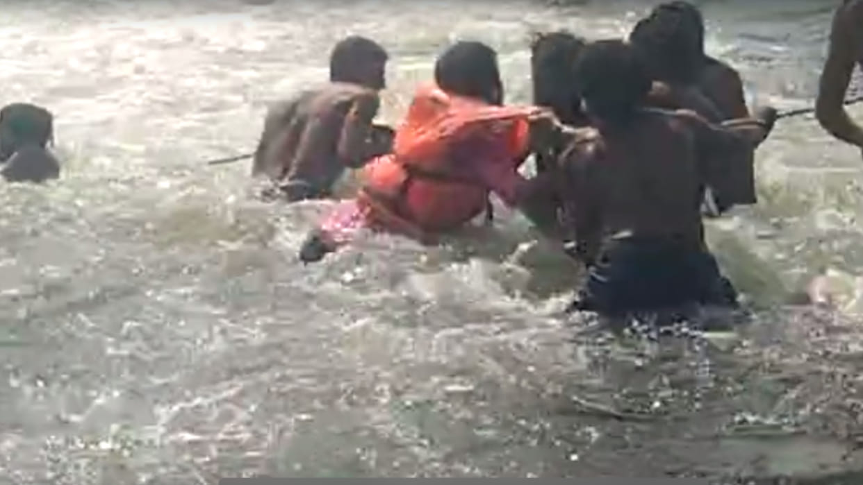 Water released from Omkareshwar dam, more than thirty people trapped in the river, saved their lives by holdin