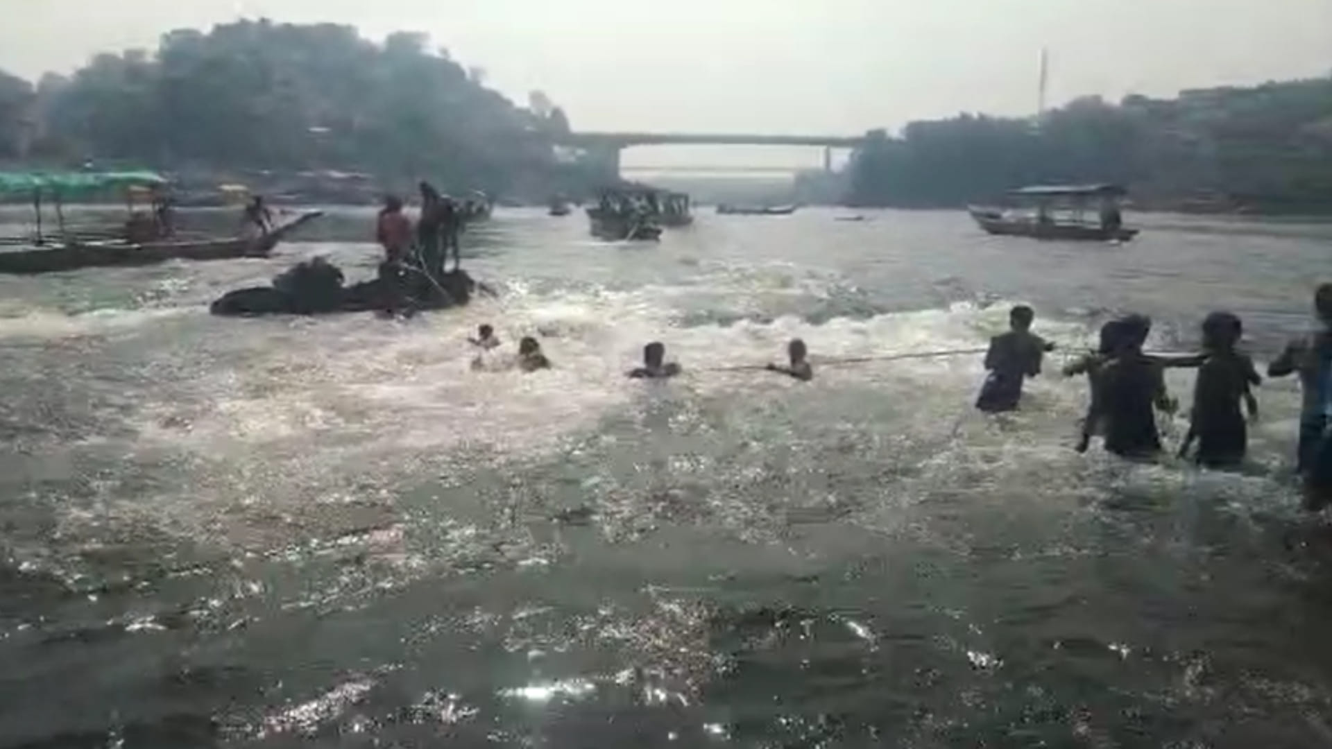 Water released from Omkareshwar dam, more than thirty people trapped in the river, saved their lives by holdin