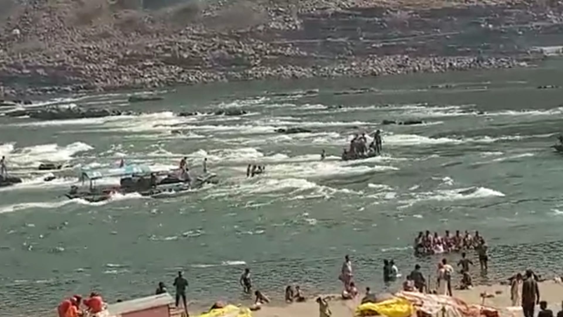 Water released from Omkareshwar dam, more than thirty people trapped in the river, saved their lives by holdin