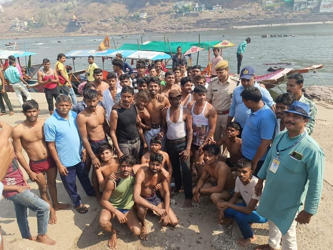 Water released from Omkareshwar dam, more than thirty people trapped in the river, saved their lives by holdin