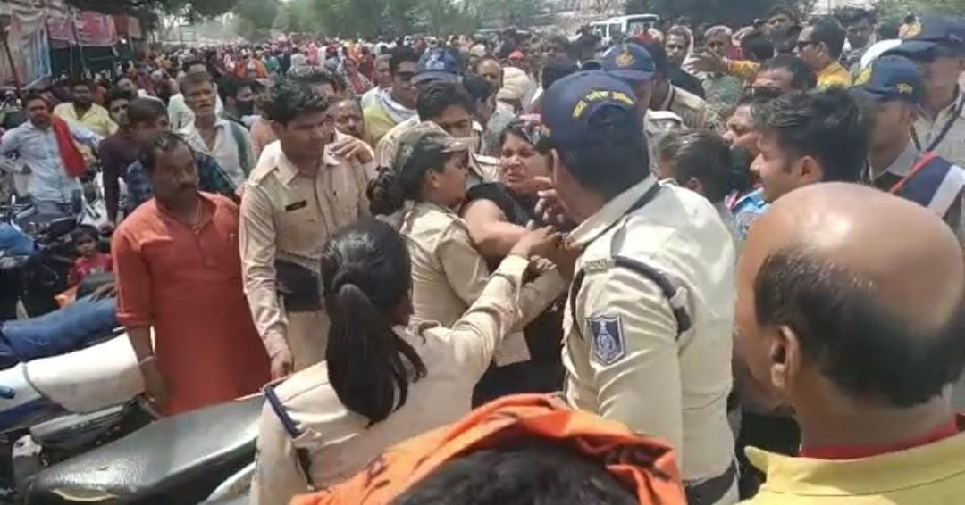 Pandit Pradeep Mishra: Woman Bouncer And Woman Constable Fight On Road in Ujjain madhya Pradesh