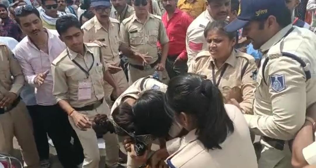 Pandit Pradeep Mishra: Woman Bouncer And Woman Constable Fight On Road in Ujjain madhya Pradesh