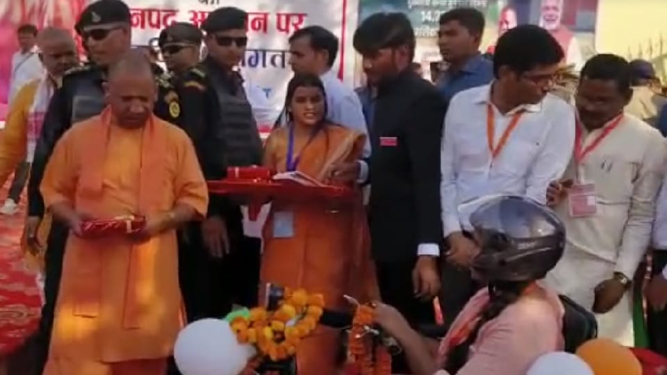 CM Yogi inaugurated and laid foundation stone of projects worth 28 billion in Maharajganj