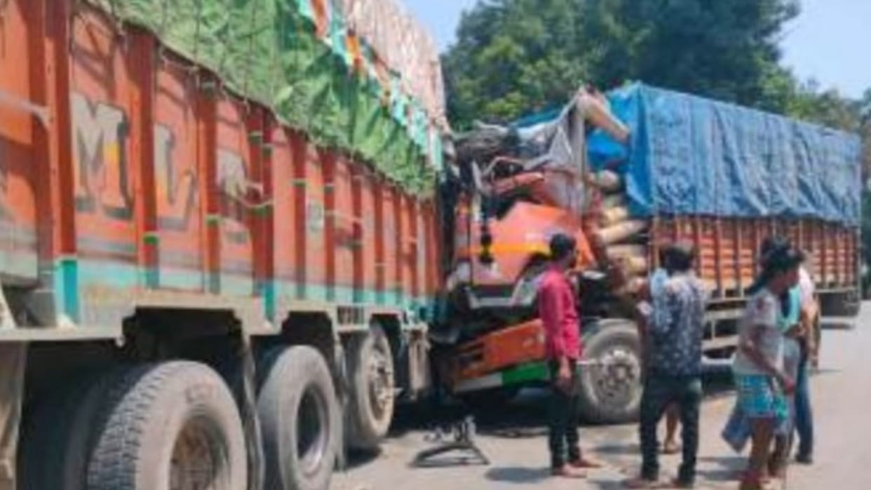 driver killed in collision of two trucks in chhattisgarh Raigarh